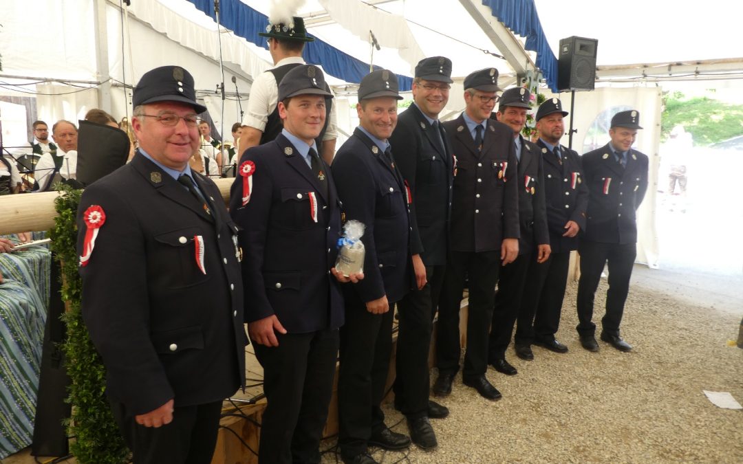 Feuerwehr Atzing gratuliert als Patenverein der Feuerwehr Wildenwart