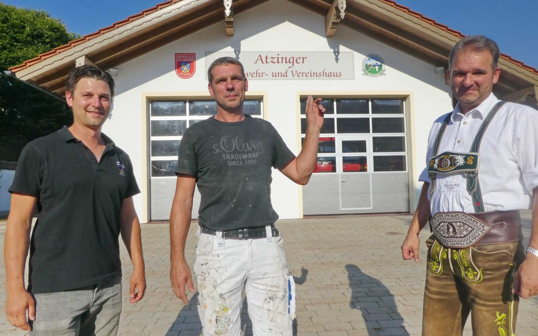 Atzinger Vereinshaus jetzt mit Wappen und Logo